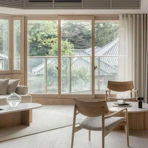 Wooden furniture and artworks decorate Hiroo Residence in Tokyo الأثاث الخشبي والأعمال الفنية تزين Hiroo Residence في طوكيو