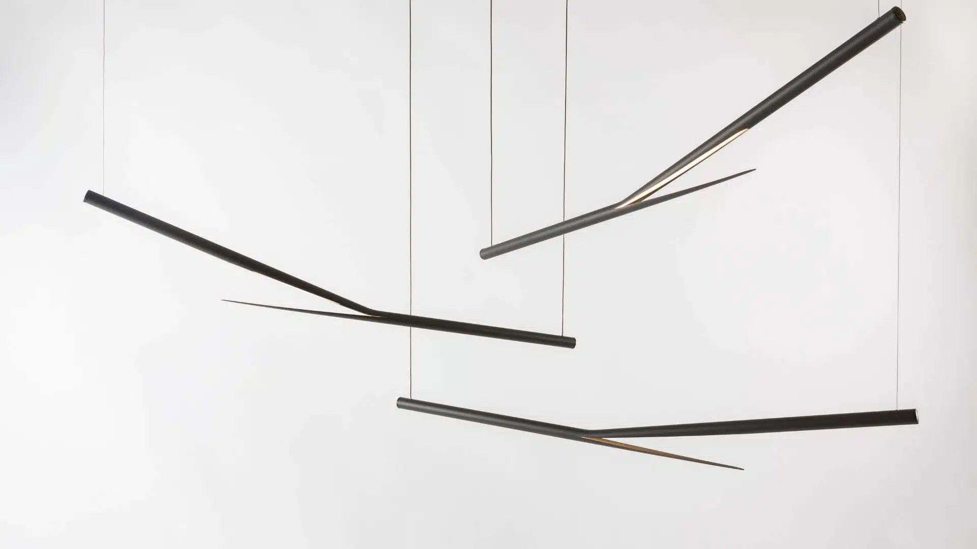 Prémisse is made from a cut and curved aluminium tube