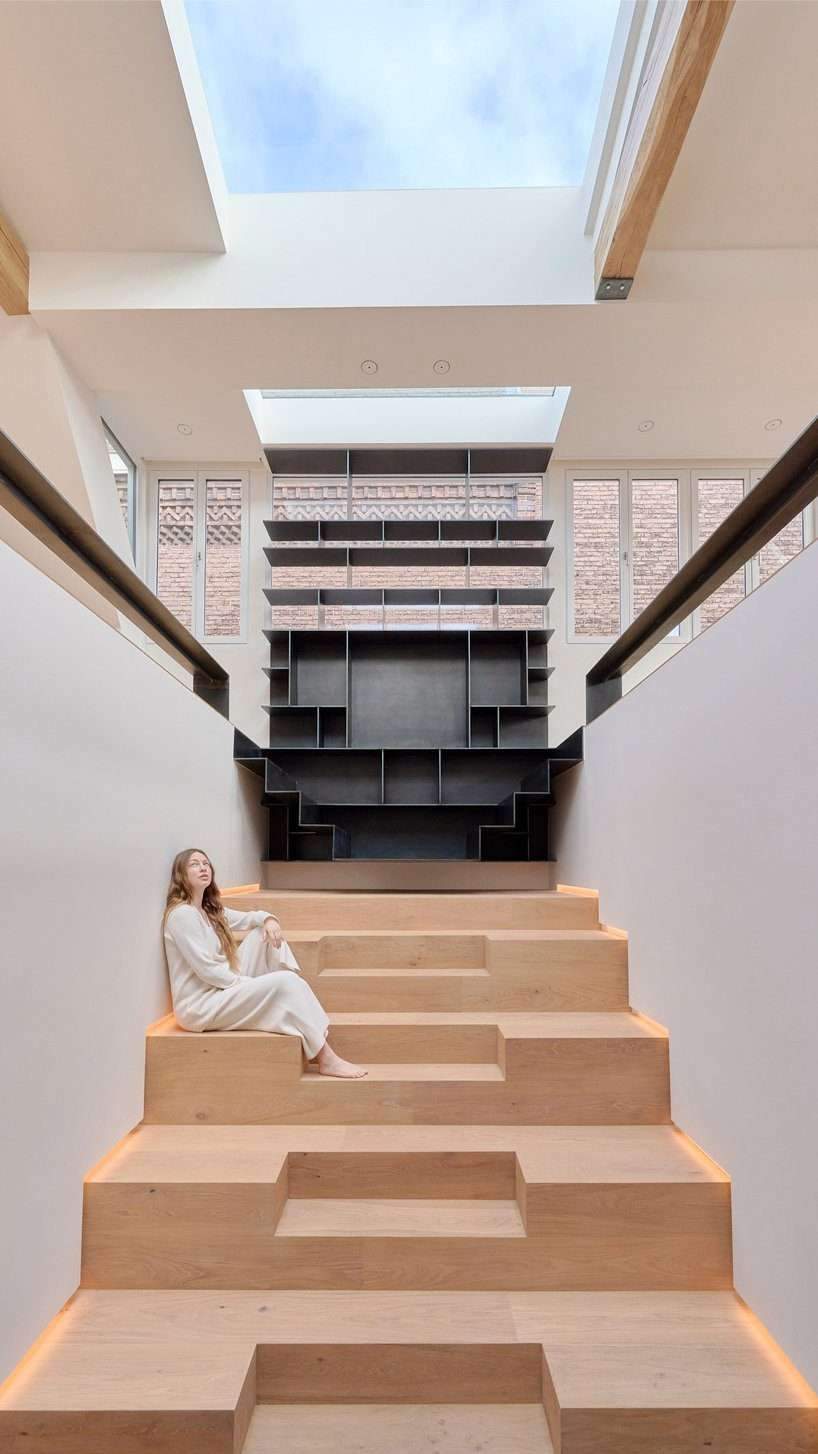 شقة بنتهاوس في أمستردام تتكشف حول مدرج هندسي وخزانة كتب فولاذية مخصصة