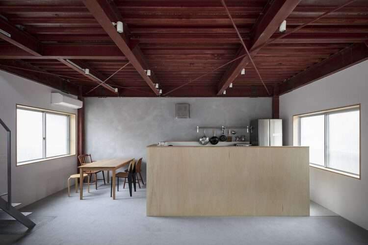 منزل في Kohama / Shimpei Oda Architect’s Office + Loowe Inc.