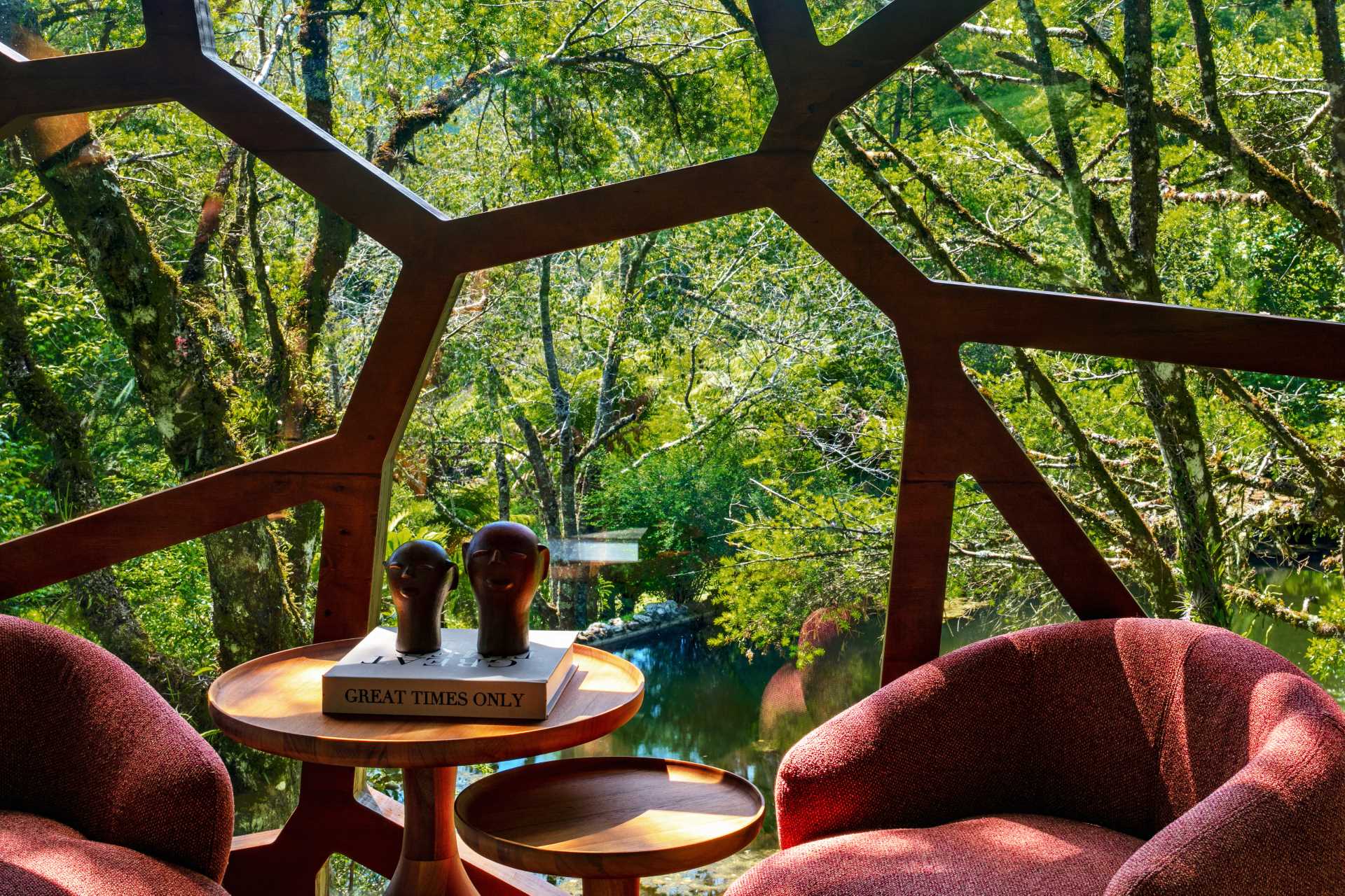 منزل شجرة حديث بغرفتين لهما عناصر زخرفية مستوحاة من أوراق الشجر.