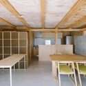 إعادة بناء منزل KOYAGI / KMR.  مهندسون معماريون - تصوير داخلي ، طاولة ، نوافذ ، كرسي ، عارضة