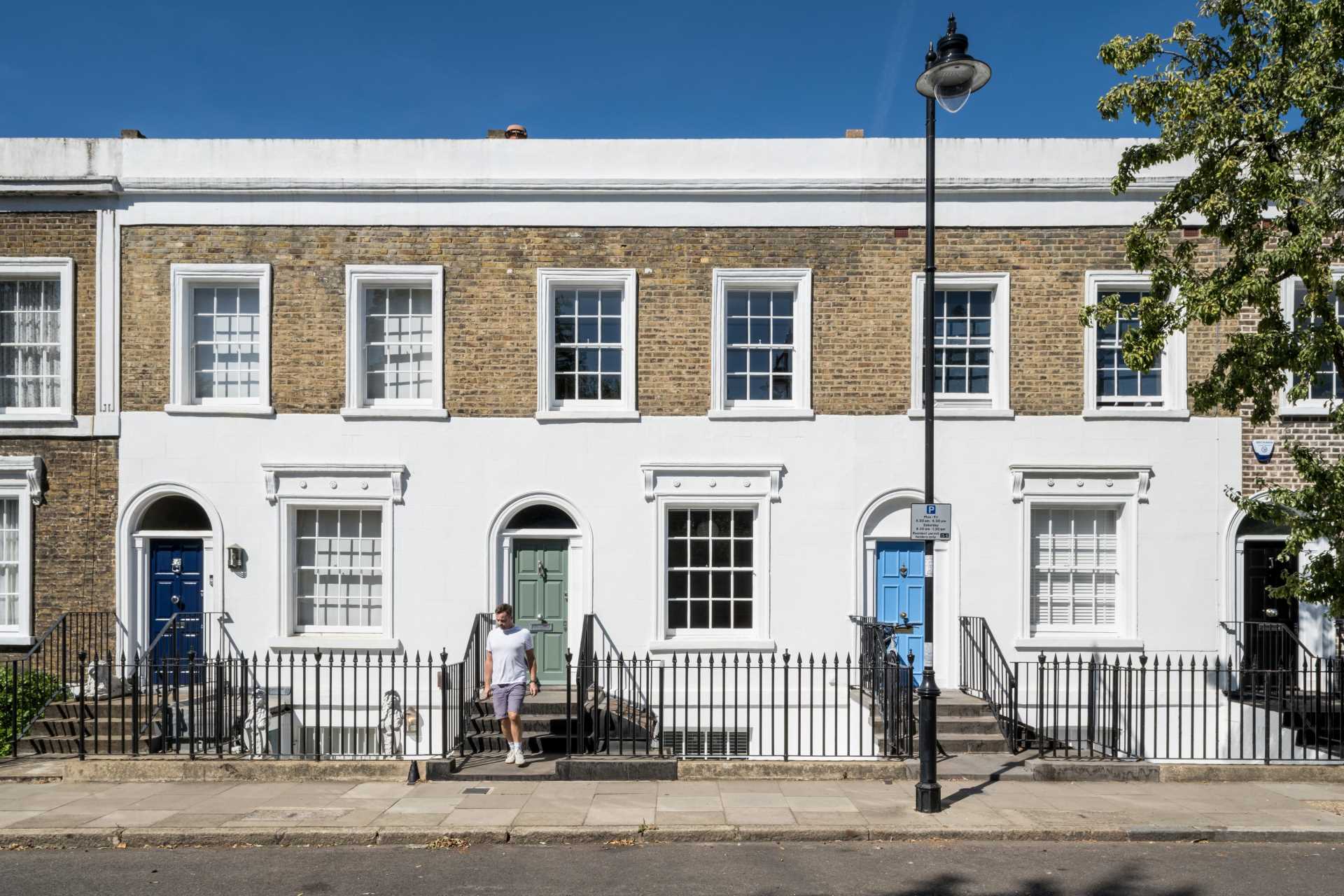 صمم Bradley Van Der Straeten Architects التجديد المعاصر وإضافة منزل تراس مدرج من الدرجة الثانية في Islington ، إنجلترا.
