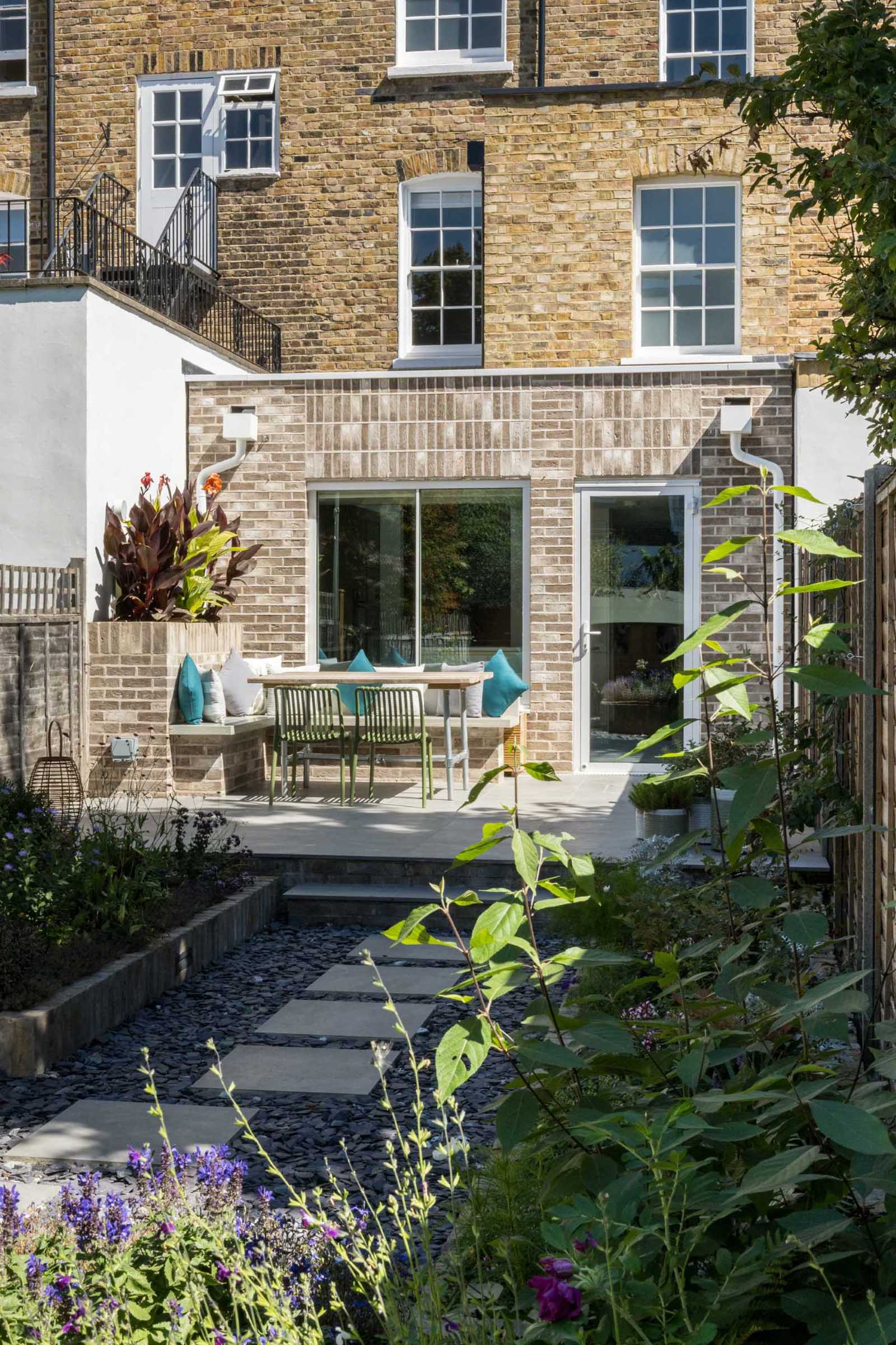 حصل منزل التراس المدرج من الدرجة الثانية في Islington ، إنجلترا ، على إضافة جديدة من الطوب مع منطقة جلوس في الهواء الطلق.