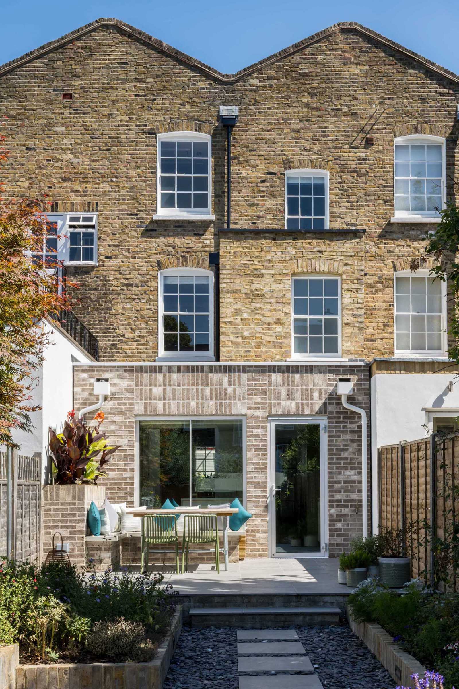 تلقى منزل شرفة مدرج من الدرجة الثانية في Islington ، إنجلترا ، إضافة جديدة من الطوب.