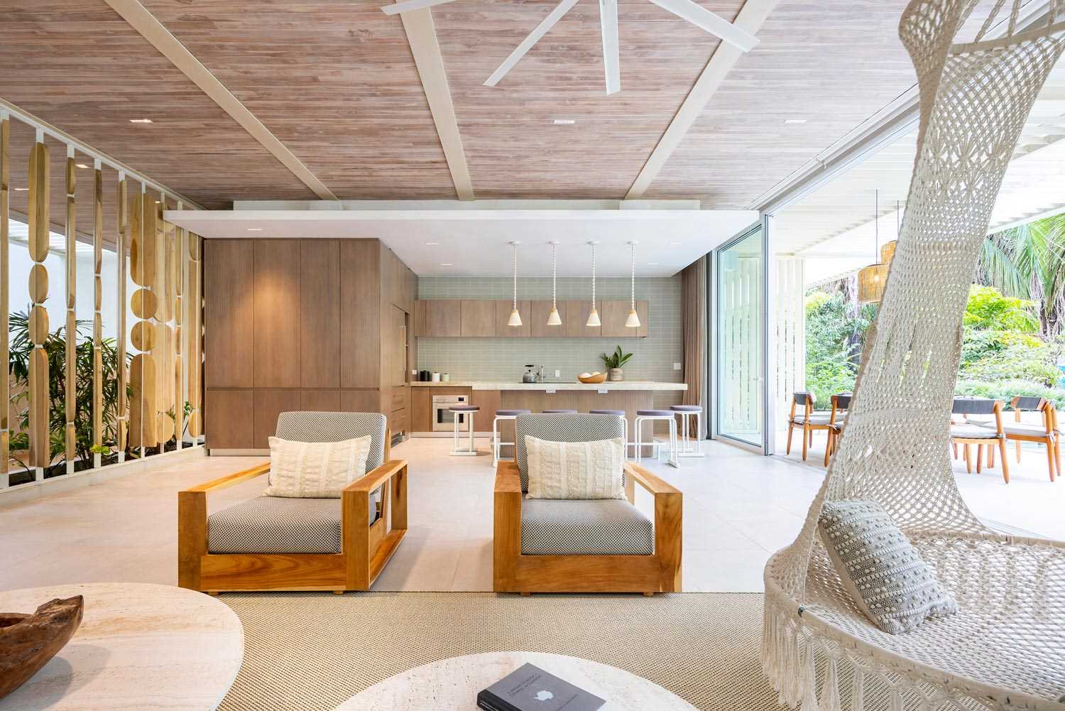 تصميم داخلي حديث مفتوح مع مطبخ خشبي.
