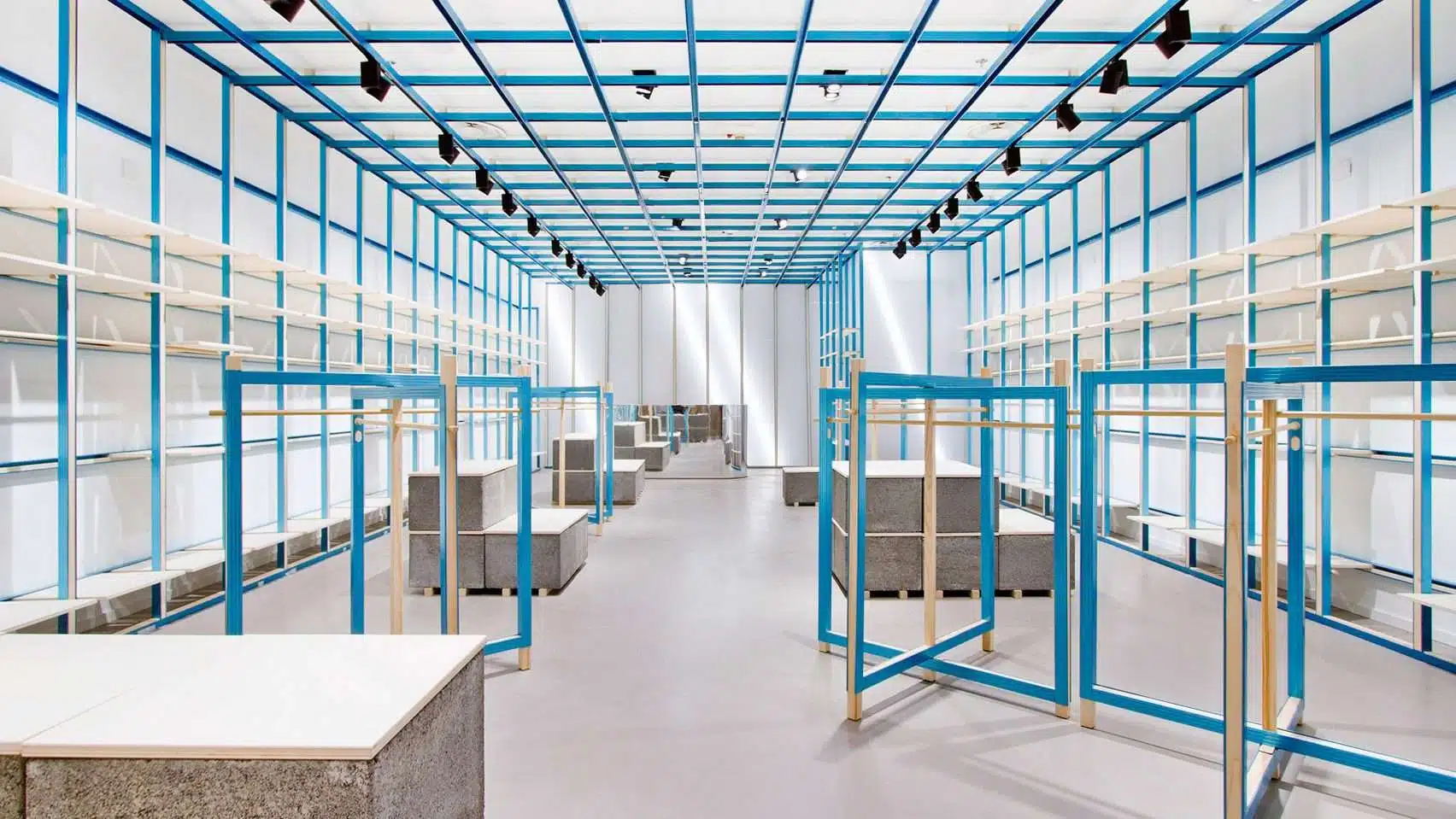 Demountable electric-blue grid engulfs On-Off store interior in Milan شبكة كهربائية زرقاء قابلة للفك تبتلع الجزء الداخلي من المتجر في ميلانو