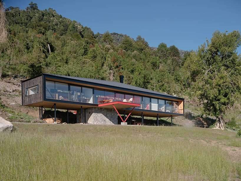 elongated ‘la empastada house’ frames sweeping vistas of rural chile