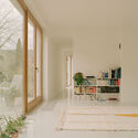 House and Atelier among the Foothills of Buda / GUBAHÁMORI - Interior Photography, Shelving, Windows