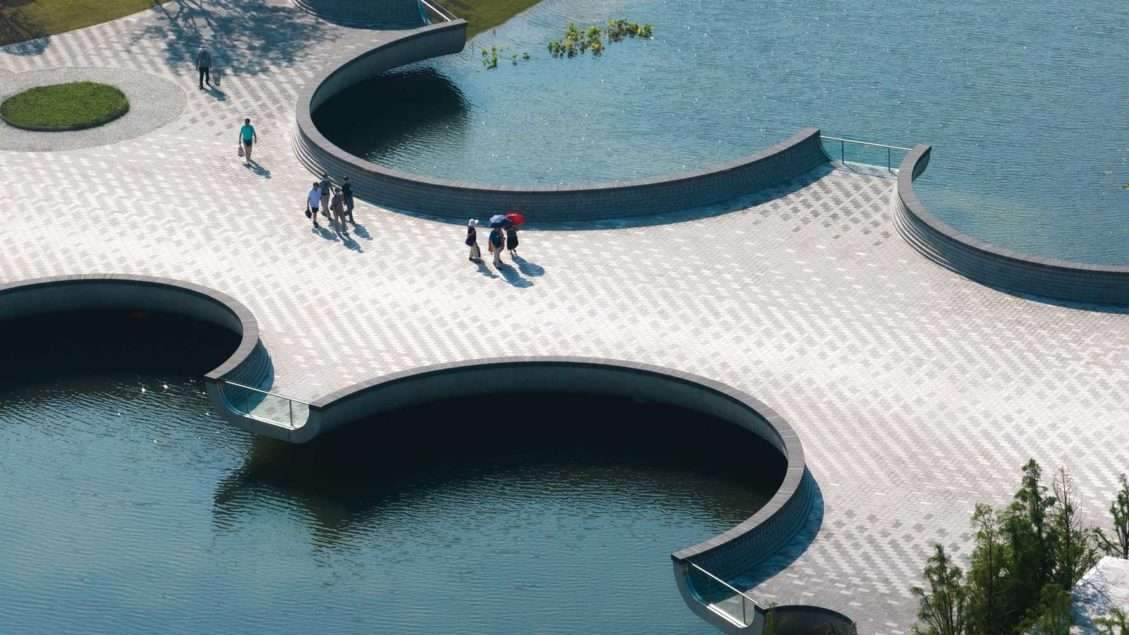 تم تحسين جسر Höweler + Yoon’s Moongate في حديقة Shanghai Expo Park للتعرج
