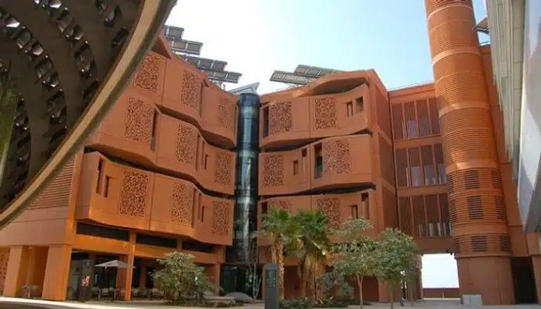 Modern building integrating solar panels and shading elements for energy efficiency in hot climates.