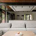 Oakhill House / Matière Première Architecture - تصوير داخلي ، طاولة ، نوافذ ، شعاع