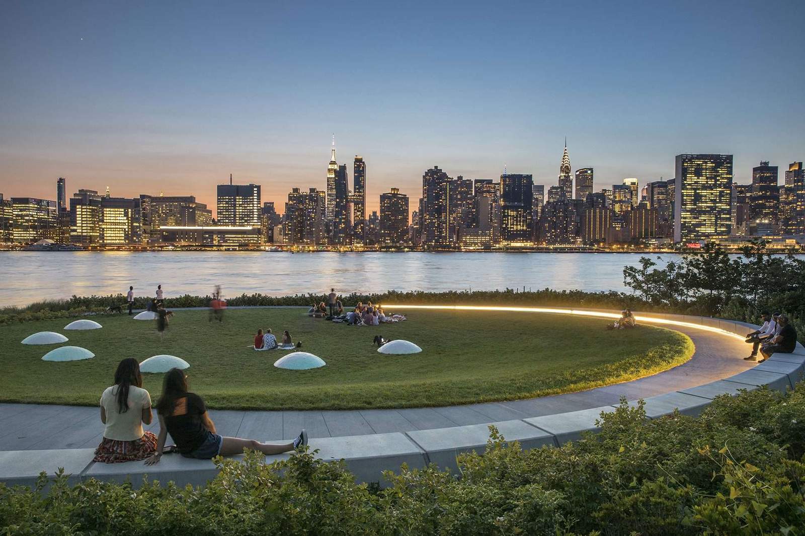 منطقة خضراء دائرية مستخدمة كجزء من منتزه Hunter's Point South Waterfront Park.