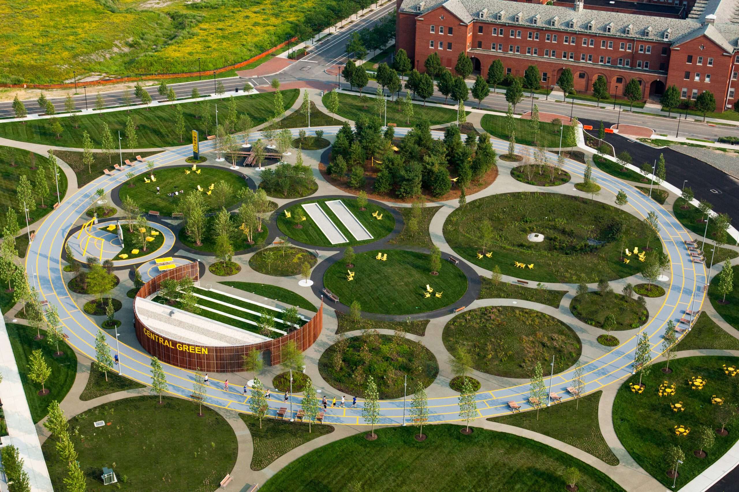 منظر شبه مساحي لـ Navy Yard Central Green ، يعرض مناطق نشاط مختلفة توفرها الأماكن العامة.