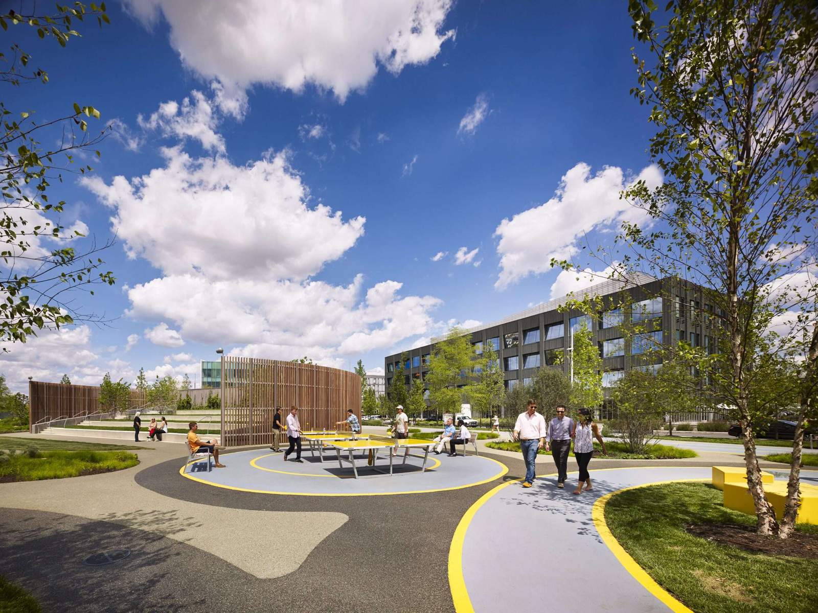 عرض عن قرب لمناطق النشاط الحيوية المستخدمة في Navy Yard Central Green ، بما في ذلك المسارات الدائرية وطاولات كرة الطاولة والمساحات الخضراء.
