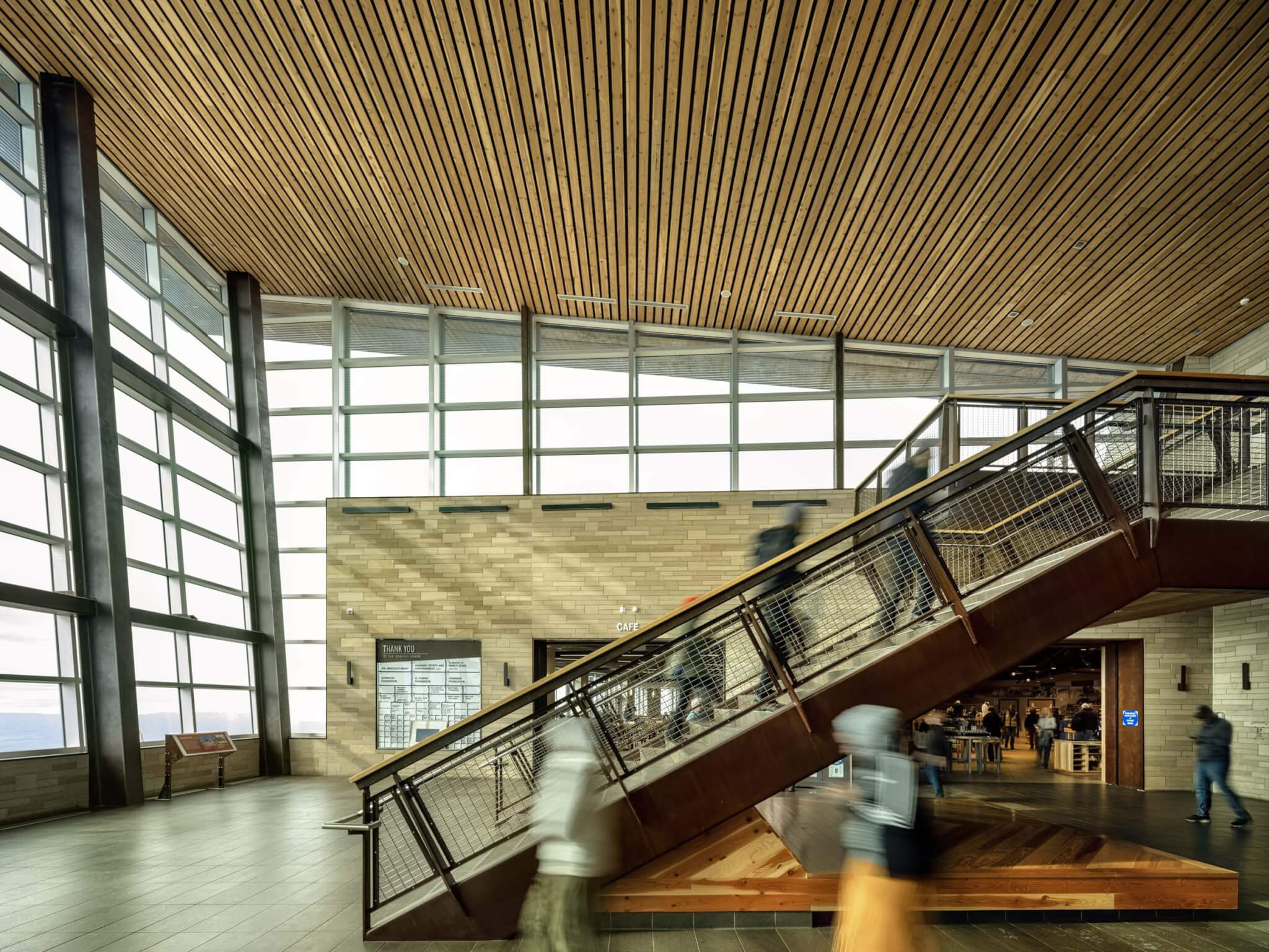 السلالم واللوبي