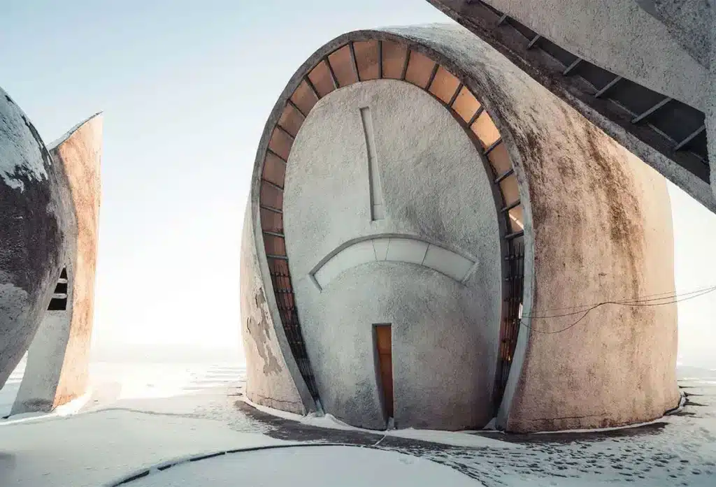 مبنى يُظهر تصميمًا هندسيًا بسيطًا وملموسًا للعمارة البروتالية، باستخدام أسطح خرسانية خام وأبعاد هندسية واضحة.