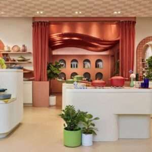 Ringo Studio completes colourful cookware store for Our Place in Los Angeles يستكمل Ringo Studio متجرًا لأدوات الطهي الملونة لمكاننا في لوس أنجلوس