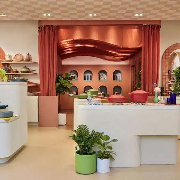 Ringo Studio completes colourful cookware store for Our Place in Los Angeles يستكمل Ringo Studio متجرًا لأدوات الطهي الملونة لمكاننا في لوس أنجلوس