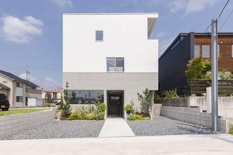 House with Hooked Multi Level Crossing / ihrmk