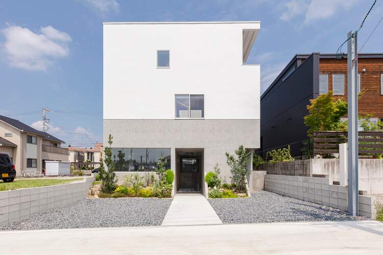 House with Hooked Multi Level Crossing / ihrmk - Exterior Photography, Windows, Facade