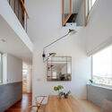 House with Hooked Multi Level Crossing / ihrmk - Interior Photography, Windows, Table, Beam