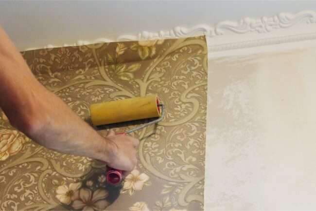 استخدام ورق الحائط لتعزيز الجدران المزخرفة