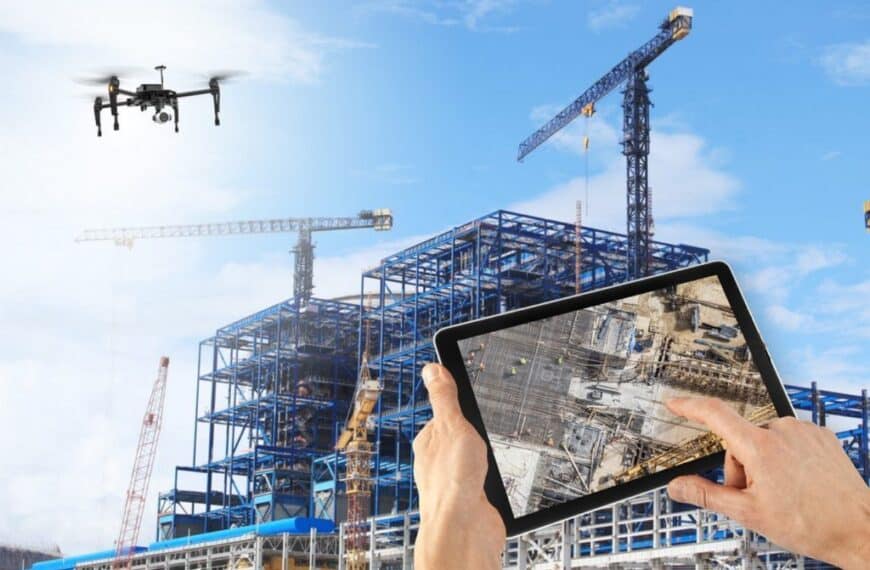 مواد بناء حديثة في موقع تشييد مع تكنولوجيا متقدمة