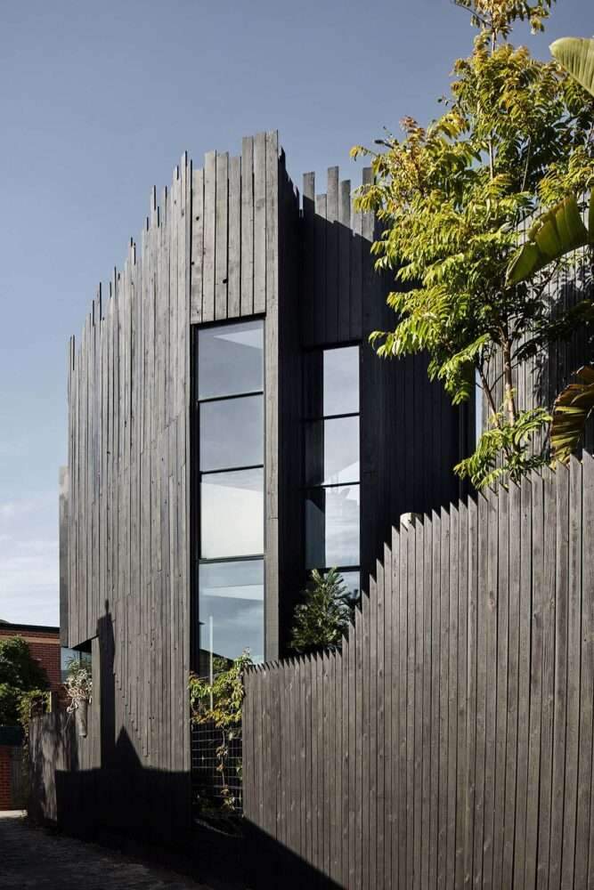 Expansion of a workers' cottage with pop-up black wooden volumes in Melbourne