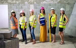 دور المرأة في صناعة البناء