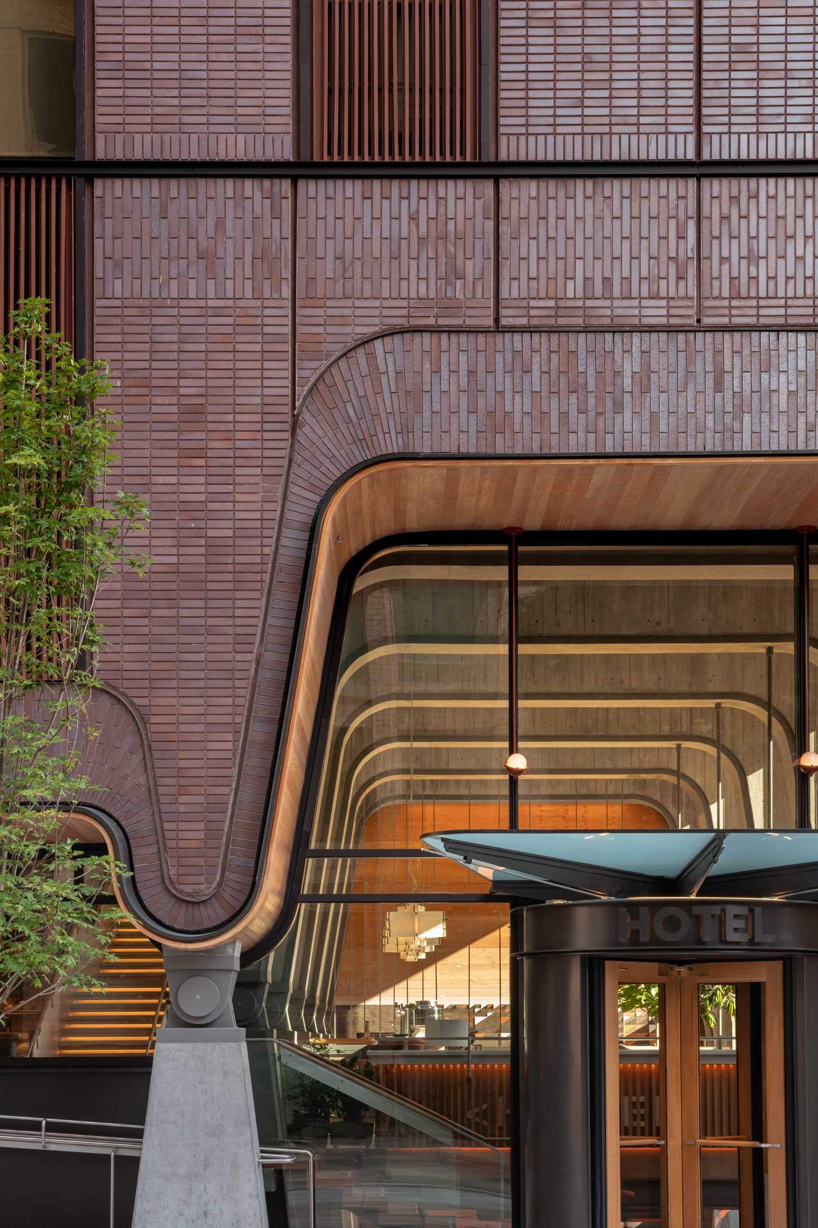 يتميز فندق Ace Hotel في تورنتو بتصميم خارجي من الطوب الأحمر مع فتحة ذات شكل فريد.
