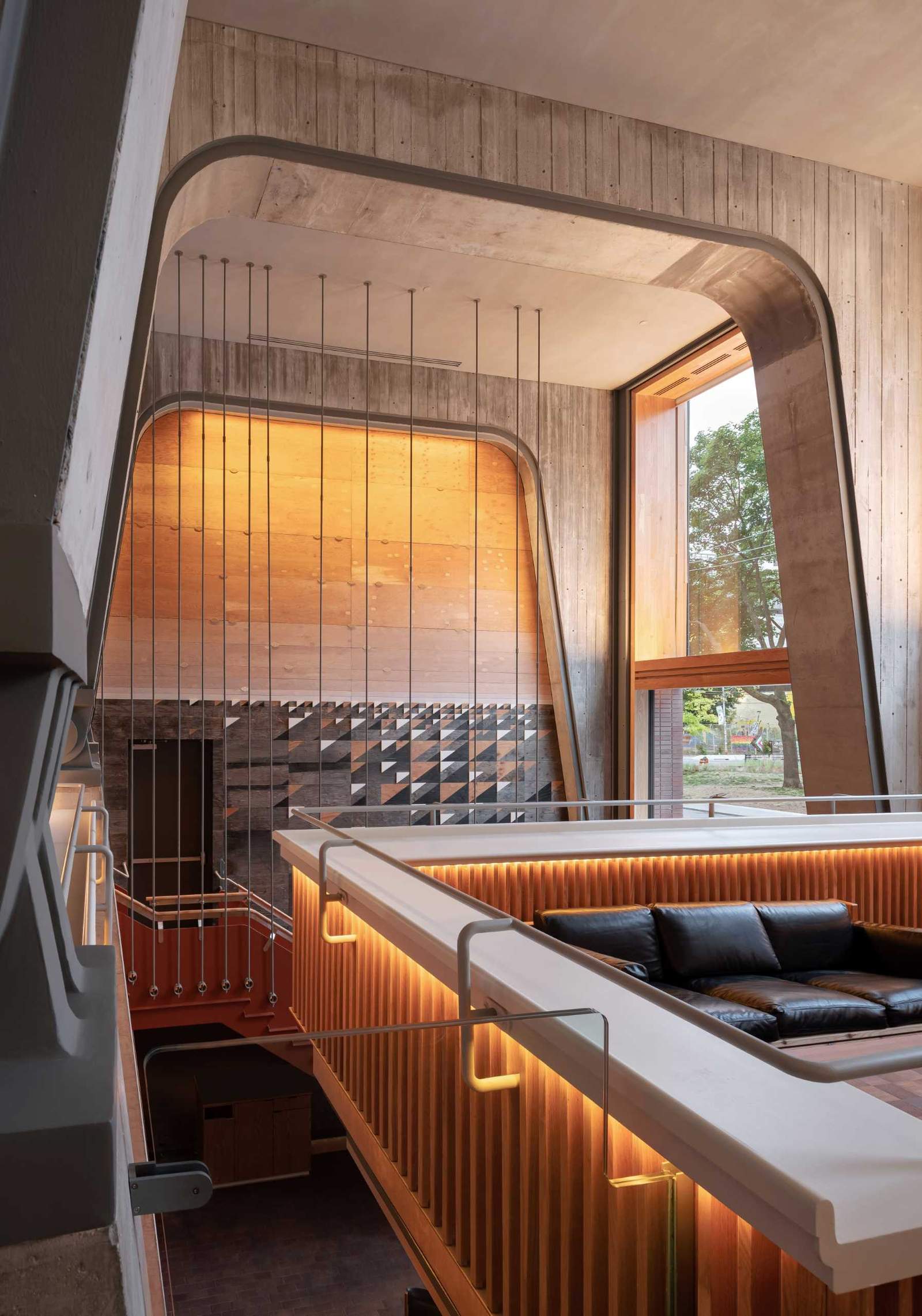 يحتوي فندق Ace Hotel في تورونتو على لوبي علوي يتميز بعناصر خرسانية وخشبية.