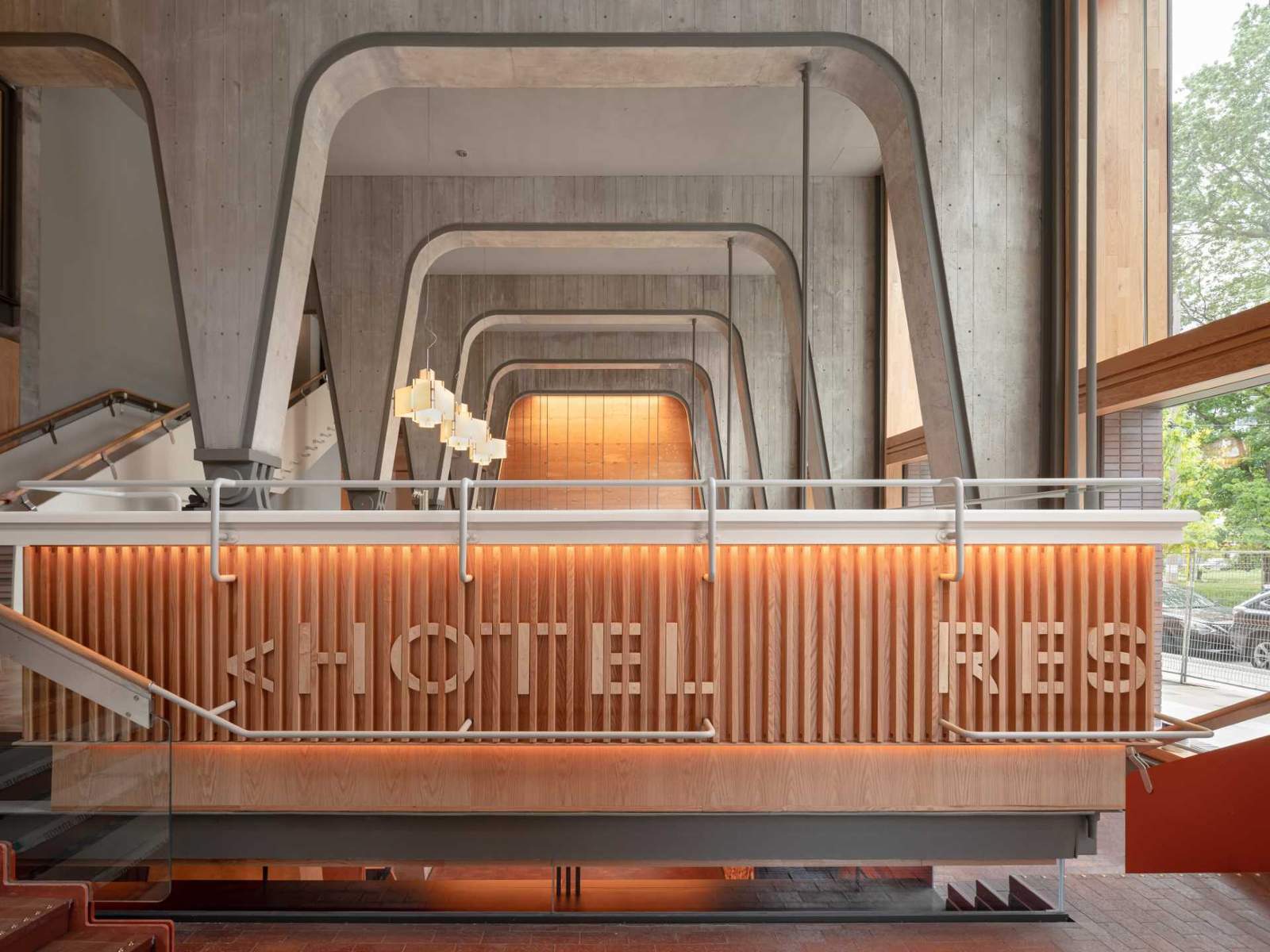 يحتوي فندق Ace Hotel في تورونتو على لوبي علوي يتميز بعناصر خرسانية وخشبية.