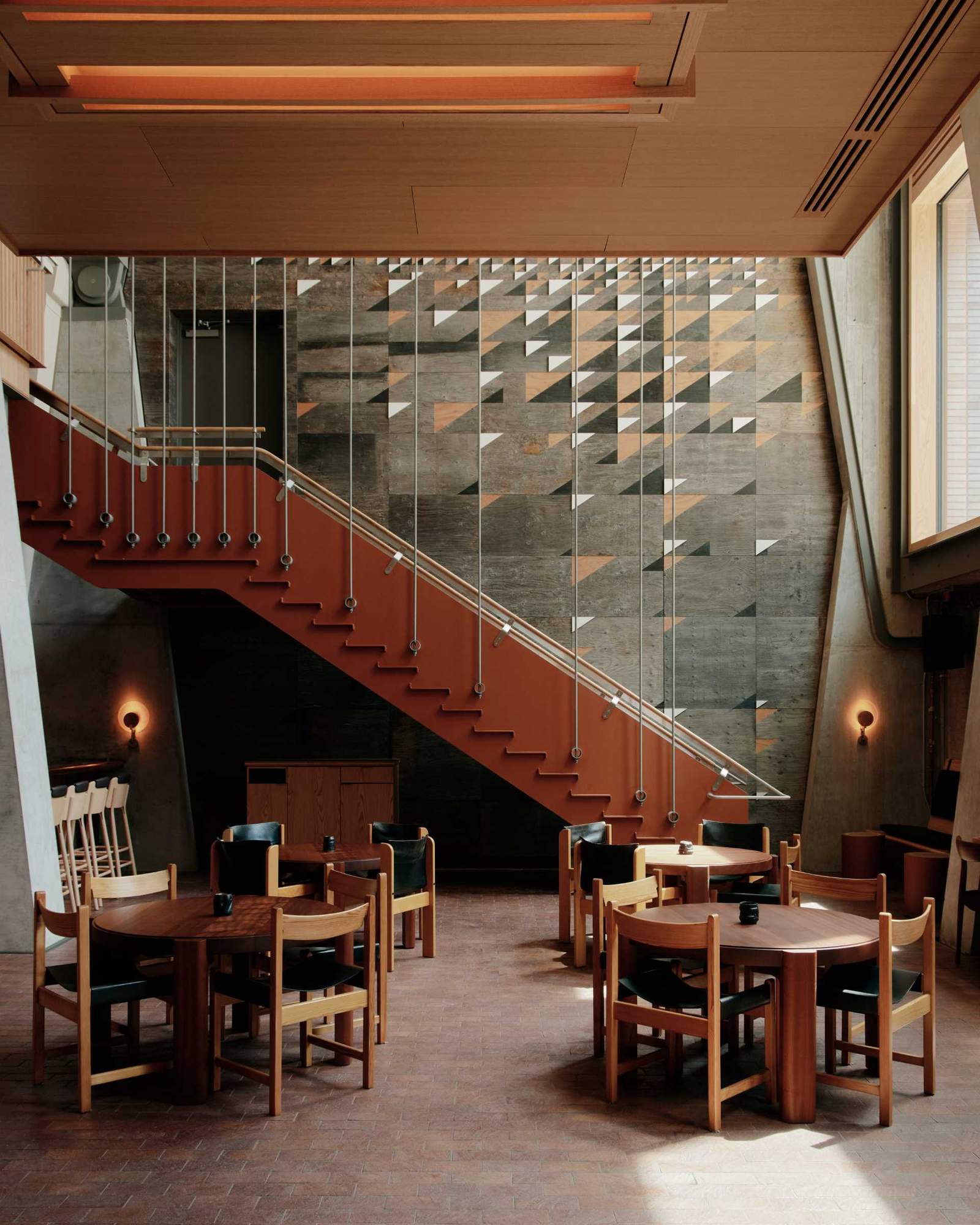مطعم حديث في فندق Ace Hotel ، تورونتو ، به سلالم تؤدي إليه.