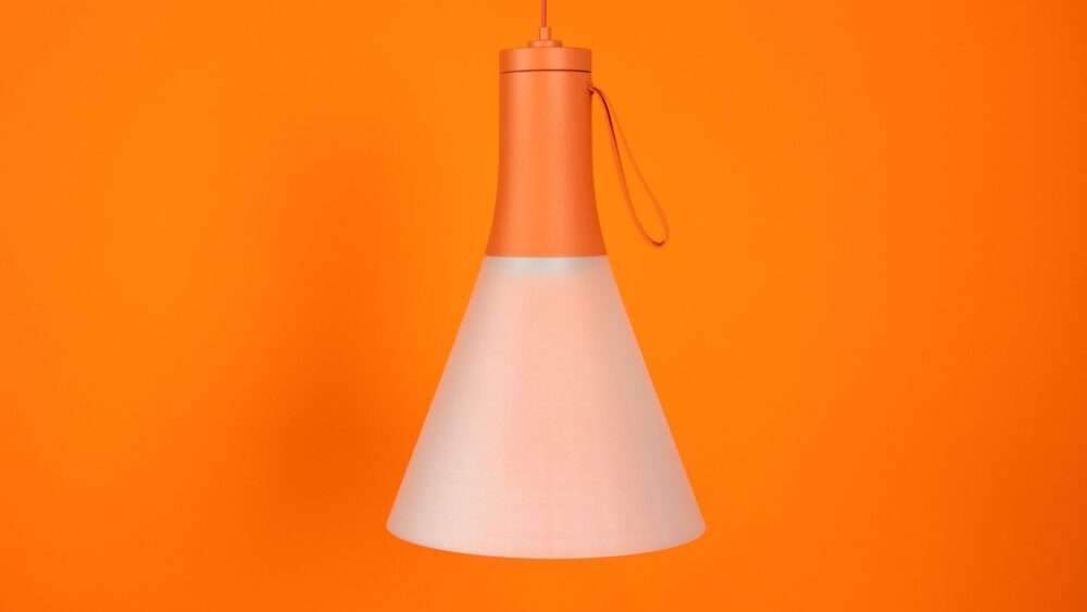 Vespertine lamp offers versatile lighting with a single device يوفر مصباح Vespertine إضاءة متعددة الاستخدامات بجهاز واحد
