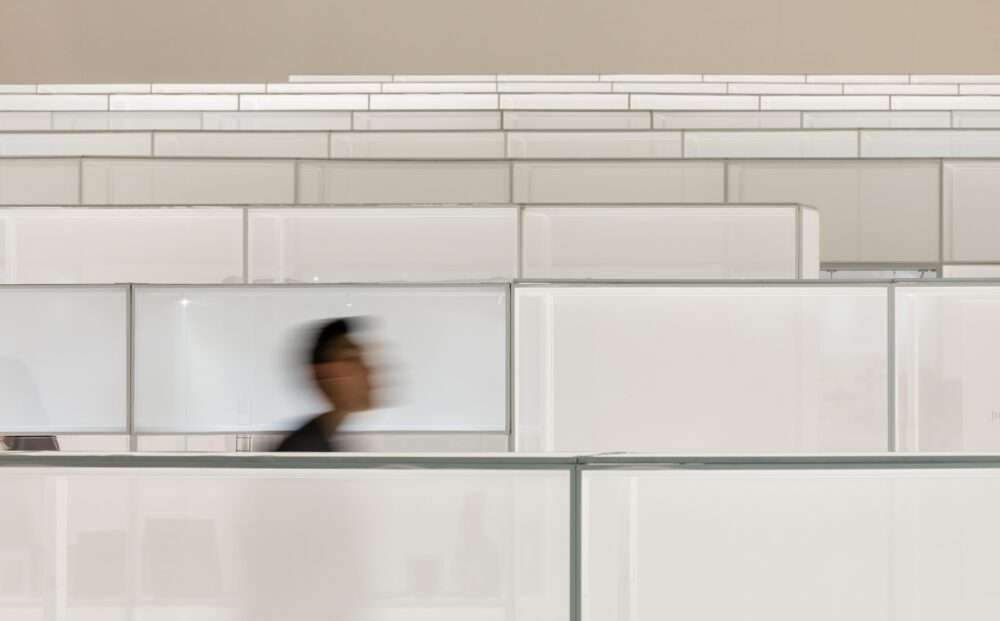Create quiet spaces with white ambiance canvas sections