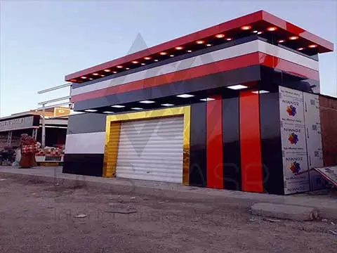 المواد المركبة في التصميم الداخلي: استخداماتها ومزاياها في السنوات الأخيرة، أصبحت المواد المركبة جزءًا أساسيًا من التصميم الداخلي والبناء. تُعرف هذه المواد بأنها مزيج من مواد مختلفة تعمل معًا لتحسين القوة والمتانة ومقاومة العوامل البيئية. يتناول هذا المقال أهمية المواد المركبة وأبرز استخداماتها في المنازل الحديثة، مثل الأبواب والأرضيات والنوافذ والألواح الجدارية. سنستعرض أيضًا فوائدها العملية وكيفية تأثيرها على الاستدامة البيئية. بالإضافة إلى ذلك، سنتناول بعض النقاط النقدية حول استخدام هذه المواد. ما هي المواد المركبة؟ المواد المركبة هي خليط من مواد مختلفة يتم دمجها لإنتاج مادة جديدة ذات خصائص أفضل من مكوناتها الفردية. على سبيل المثال، تُستخدم الرقائق الزجاجية (Fiberglass) مع البلاستيك أو الراتنج لصناعة أبواب وأسطح متينة وخفيفة الوزن. تتميز هذه المواد بالقوة، ومقاومة العوامل البيئية، والقدرة على التكيف مع درجات الحرارة المتغيرة. أهم استخدامات المواد المركبة في التصميم الداخلي 1. الأبواب المصنوعة من الألياف الزجاجية تعتبر الأبواب المصنوعة من الألياف الزجاجية بديلاً قويًا للأبواب الخشبية التقليدية. يتم تصنيع هذه الأبواب باستخدام قوالب مستخرجة من الأبواب الخشبية الحقيقية، مما يجعلها تبدو مشابهة جدًا للخشب الطبيعي. المزايا : مقاومة للرطوبة وعدم التشوه. عازلة للحرارة والصوت. لا تتعرض للتآكل أو التعفن. على سبيل المثال، يمكن أن تدوم هذه الأبواب لعقود دون الحاجة إلى صيانة كبيرة، مما يجعلها خيارًا اقتصاديًا على المدى الطويل. 2. إطارات النوافذ المركبة غالبًا ما تُستخدم الألمنيوم في إطارات النوافذ، لكنه قد يسبب مشاكل بسبب اختلاف معدل التمدد بين الزجاج والإطار. الحل الأمثل هو استخدام إطارات مركبة تحتوي على ألياف زجاجية، حيث تكون نسبة تمددها مشابهة لنسبة تمدد الزجاج. معدل التمدد مرتفع منخفض العزل الحراري ضعيف قوي 3. الأرضيات المركبة الأرضيات المركبة، أو ما يعرف بـ"الديكينغ"، هي خيار شائع في التصميم الخارجي. تُصنع هذه الأرضيات من مزيج من نشارة الخشب والبلاستيك المعاد تدويره. المزايا : مقاومة للماء والانزلاق. تتحمل الظروف الجوية القاسية. لا تحتاج إلى طلاء أو صيانة دورية. وفقًا لموقع Ecoscape UK ، فإن هذه الأرضيات تأتي بألوان متنوعة مثل "البلوط المتبلور" و"الكرز الفضي"، مما يعطي تصميمًا جذابًا مع متانة عالية. 4. الألواح الجدارية المركبة تشهد الألواح الجدارية المركبة إقبالًا كبيرًا في التصميمات الداخلية الحديثة. تتميز هذه الألواح بمقاومتها للماء والطقس، مما يجعلها مناسبة للمناطق المفتوحة أو الرطبة مثل الحمامات والمطابخ. المزايا : خفيفة الوزن وسهلة التركيب. مقاومة للتآكل والتلف. توفر تصميمًا أنيقًا وحديثًا. 5. المقاعد الخارجية المركبة يمكن الآن تصنيع المقاعد الخارجية من البلاستيك المعاد تدويره، مما يجعلها خيارًا صديقًا للبيئة. تتميز هذه المقاعد بمقاومتها للماء وعدم حاجتها إلى صيانة. 6. الحمامات وأحواض الاستحمام تصنع أحواض الاستحمام الحديثة غالبًا من مواد مركبة تعتمد على الألياف الزجاجية والراتنج. هذه المواد تمنح الأحواض قوة إضافية وعزلًا حراريًا. 7. الأسوار المركبة تُصنع الأسوار المركبة من مزيج من نشارة الخشب والبلاستيك المعاد تدويره، مما يجعلها مقاومة للعوامل الجوية. كما تتوفر أسوار PVC التي تتميز بسهولة التنظيف والمتانة. رأي ArchUp: تحليل واستنتاجات تلعب المواد المركبة دورًا محوريًا في تحسين جودة التصميم الداخلي والخارجي للمنازل. ومع ذلك، هناك بعض النقاط التي يجب مراعاتها: الإيجابيات : تساهم هذه المواد في تحقيق استدامة بيئية من خلال إعادة التدوير. تقلل من تكاليف الصيانة على المدى الطويل. النقاط السلبية : قد تكون تكلفة تركيب المواد المركبة أعلى من الخيارات التقليدية. بعض المنتجات قد لا تكون قابلة لإعادة التدوير عند نهاية عمرها الافتراضي. "المواد المركبة هي خطوة نحو مستقبل أكثر استدامة، لكن يجب العمل على تحسين قدرتها على إعادة التدوير." — ArchUp الأسئلة الشائعة (FAQ) 1. ما هي المواد المركبة؟ هي مزيج من مواد مختلفة تعمل معًا لتحسين القوة والمتانة. 2. هل الأبواب المصنوعة من الألياف الزجاجية متينة؟ نعم، تتميز هذه الأبواب بمقاومتها للرطوبة وعدم تشوهها. 3. هل الأرضيات المركبة تحتاج إلى صيانة؟ لا، فهي لا تحتاج إلى طلاء أو صيانة دورية. 4. ما هي مزايا الألواح الجدارية المركبة؟ تتميز بمقاومتها للماء والطقس وسهولة تركيبها. 5. هل الأسوار المركبة صديقة للبيئة؟ نعم، لأنها تُصنع غالبًا من مواد معاد تدويرها. جدول ملخص لأهم النقاط الأبواب الألياف الزجاجية متينة، مقاومة للرطوبة إطارات النوافذ الألياف الزجاجية عزل حراري وتمدد مشابه للزجاج الأرضيات نشارة الخشب والبلاستيك مقاومة للماء والانزلاق الألواح الجدارية مواد مقاومة للماء خفيفة الوزن وسهلة التركيب المقاعد الخارجية البلاستيك المعاد تدويره مقاومة للماء وصديقة للبيئة أحواض الاستحمام الألياف الزجاجية قوية وعازلة للحرارة الأسوار نشارة الخشب والبلاستيك مقاومة للعوامل الجوية وقابلة لإعادة التدوير ختامًا تُعد المواد المركبة خيارًا مثاليًا لتحسين جودة التصميم الداخلي والخارجي للمنازل. من خلال الجمع بين القوة والاستدامة، يمكن لهذه المواد أن تلبي احتياجات الحياة العصرية بشكل فعال.