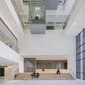 مركز NCCU للتعليم العام وإدارة الأعمال / JJP Architects & Planners - التصوير الداخلي ، المطبخ ، Windows
