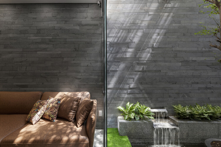 Water in Interior Design: 18 Projects that Include Water Fixtures in their Spaces  - Image 15 of 25
