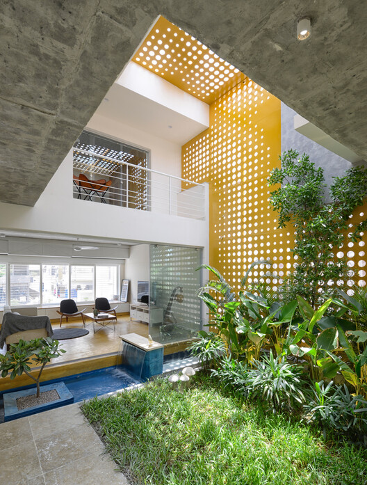 Water in Interior Design: 18 Projects that Include Water Fixtures in their Spaces  - Image 12 of 25
