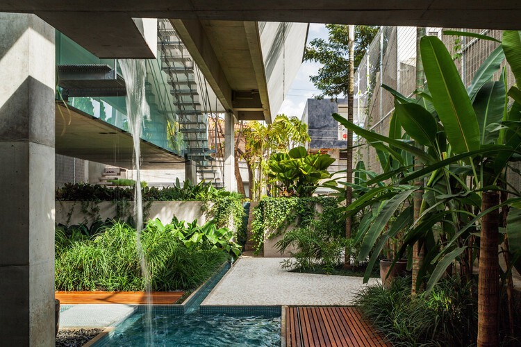 Water in Interior Design: 18 Projects that Include Water Fixtures in their Spaces  - Image 4 of 25