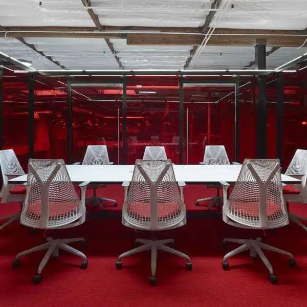 Eight cherry red interiors that make colour their focus ثمانية تصميمات داخلية باللون الأحمر الكرز تجعل اللون محط تركيزها