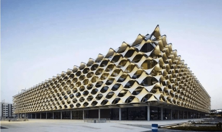 "مبنى معاصر باستخدام مواد مركبة ذات تصميم هندسي فريد ومتعدد الأوجه."
