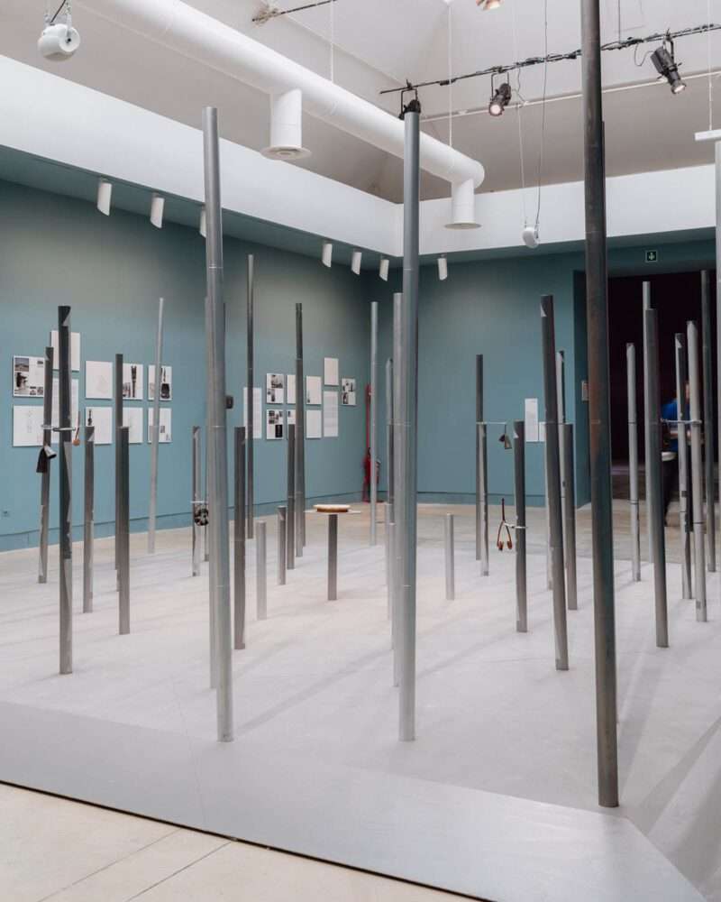 Creating a network of posts adopting the logic of minarets and totems