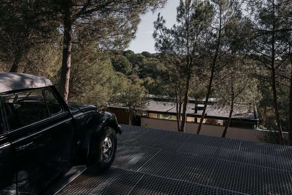 Build a cabin like a large gazebo inside the pine forest in Madrid