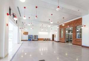 كيفية تحسين السقف العادي باستخدام بلاط السقف المزخرف