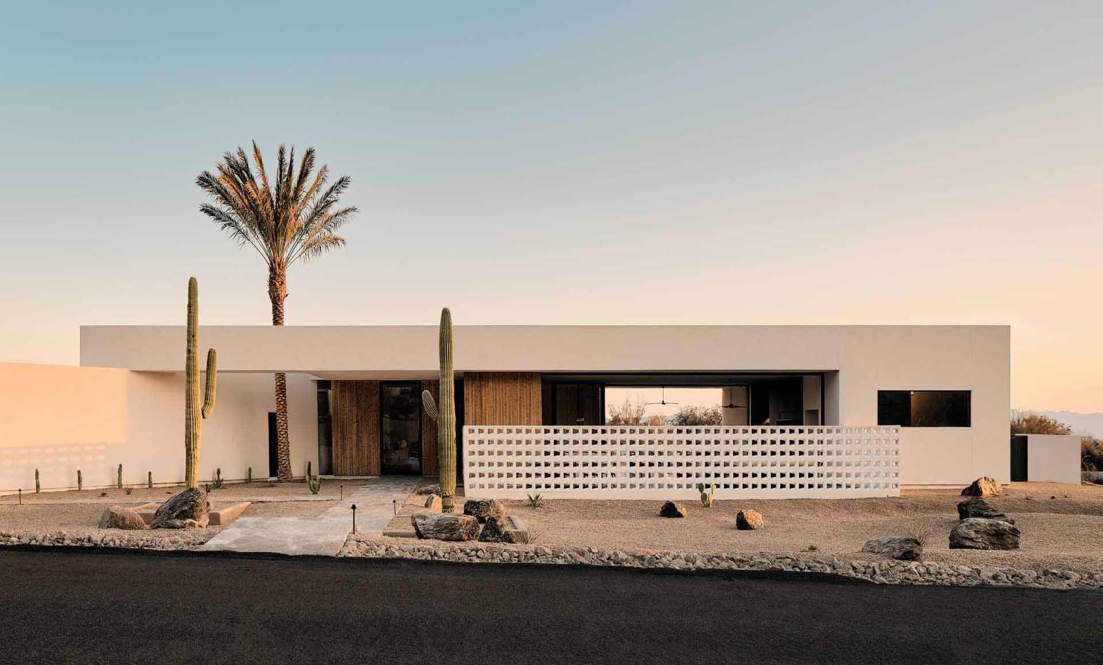 منزل صحراوي معاصر مع عناصر التصميم الحديثة في منتصف القرن
