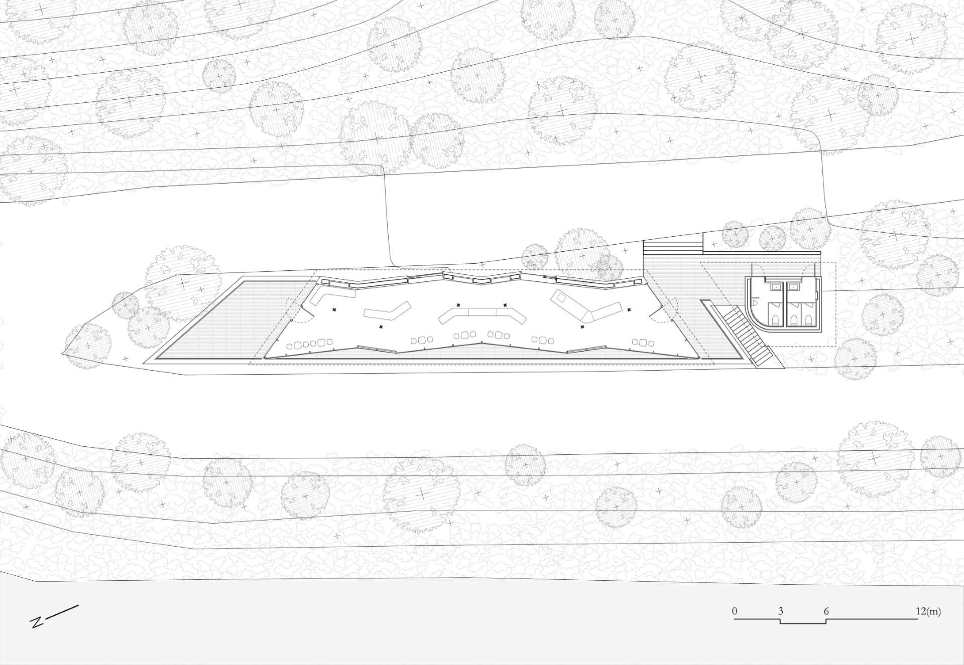تعرض ستة أعمدة شبيهة بالأشجار الحرفية الخشبية داخل جناح على ضفاف النهر بواجهة زجاجية وسقف منحني.