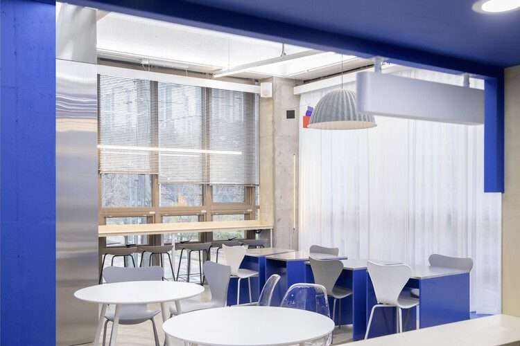 The Blue Moon Office / G / O Architecture - التصوير الخارجي ، طاولة ، كرسي ، نوافذ