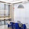 The Blue Moon Office / G / O Architecture - التصوير الداخلي ، مطبخ ، طاولة ، كرسي ، نوافذ ، شعاع